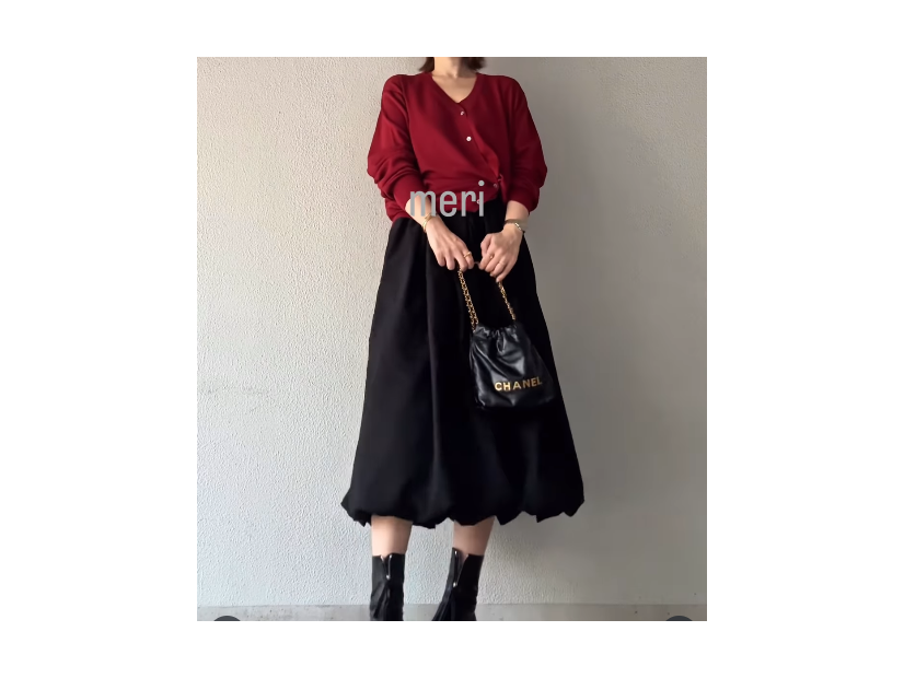 深みレッドが季節感を演出。ボリュームスカート×ブーツを合わせたグッドバランスな着こなし【40代の毎日コーデ】