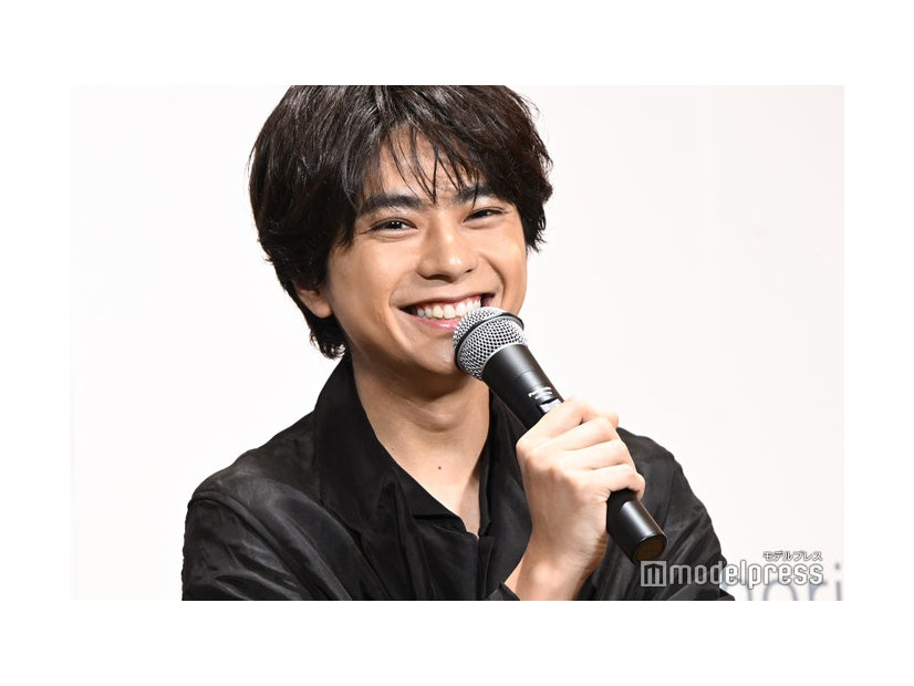 timeleszの誰に1番見てほしいか聞かれて笑顔で「聡ちゃん」と回答した佐藤勝利（C）モデルプレス