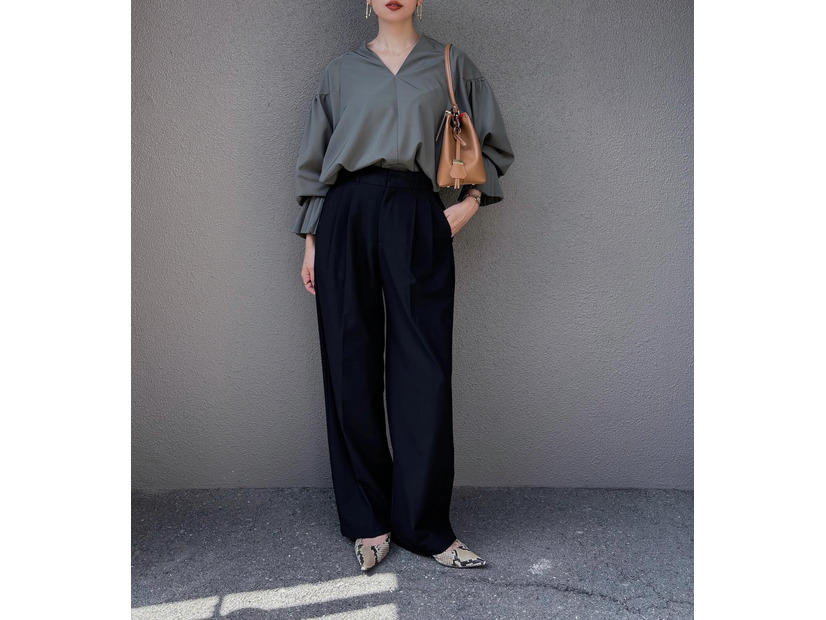 袖口プリーツが上品に映える。「こなれブラウス」が主役の洗練コーデ【40代の毎日コーデ】