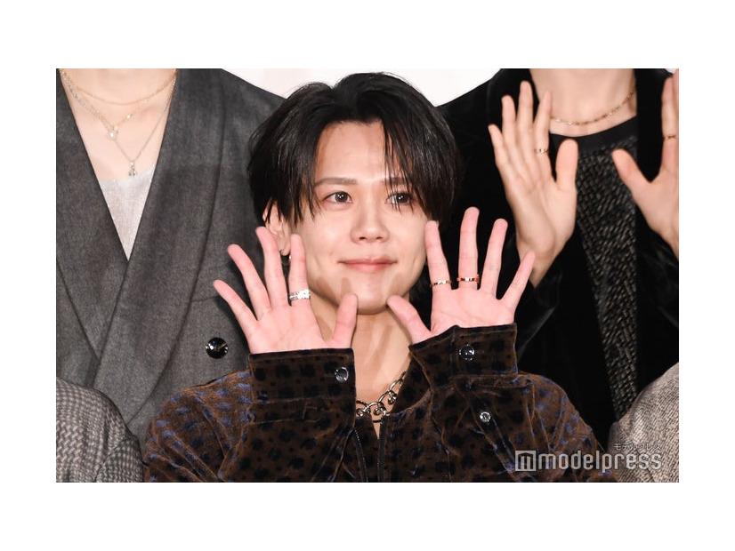 手を振る藤牧京介（C）モデルプレス