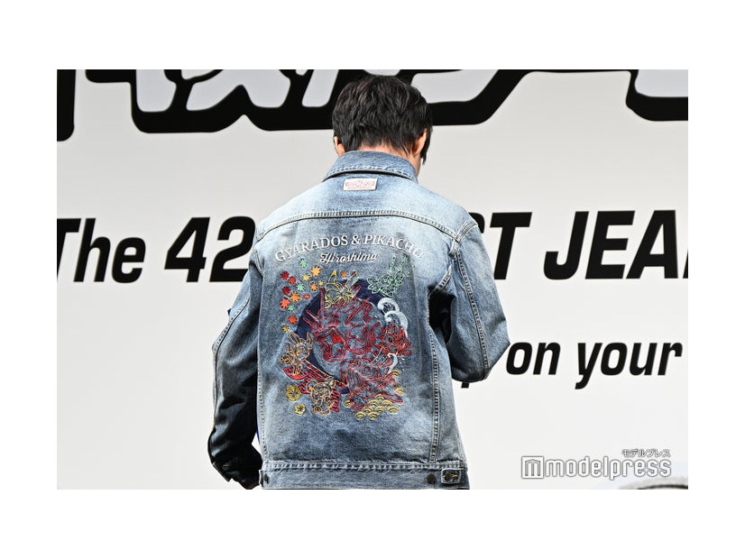 ギャラドス＆ピカチュウが刺繍されたジャケット（C）モデルプレス