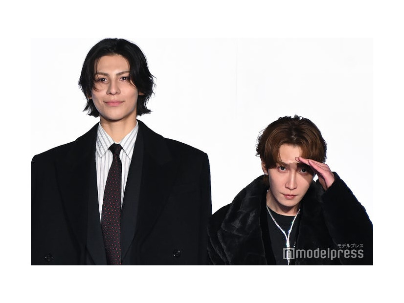 カメラを探す渡辺翔太、いち早くカメラを見つけてニコニコのラウール（C）モデルプレス