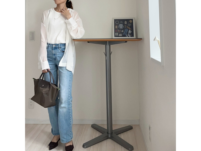 大人の白シャツ×デニム。きれいめ着こなしのコツは、素材感と小物選び【40代の毎日コーデ】