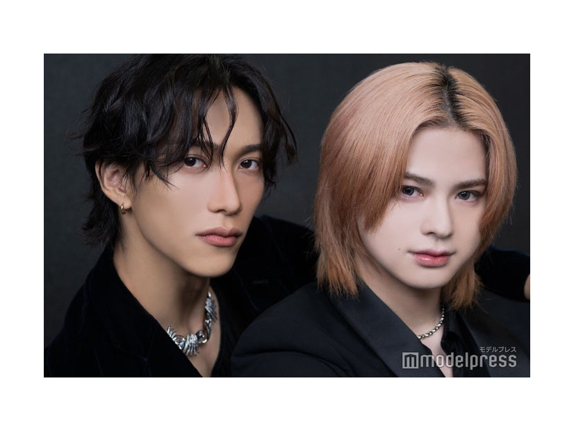 モデルプレスのインタビューに応じた池崎理人、松田迅（C）モデルプレス