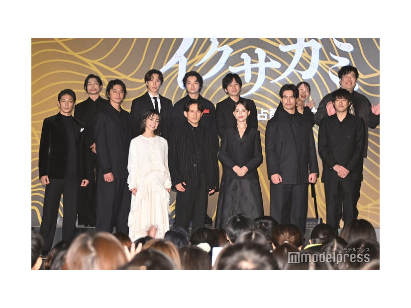 「イクサガミ」戦神祭に登壇した（後列左から）遠藤雄弥、早乙女太一、染谷将太、二宮和也、吉岡里帆、岡崎体育（前列左から）玉木宏、東出昌大、藤崎ゆみあ、岡田准一、清原果耶、伊藤英明、藤井道人監督（C）モデルプレス