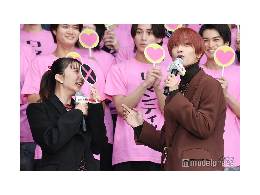 上白石萌歌から辛口評価が下され「なんでなん！？」と焦る高橋恭平（C）モデルプレス