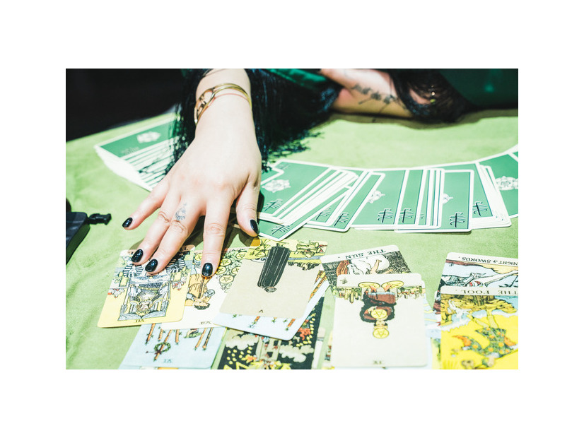 「占い師たちの運命バトル」©2025 Disney and its related entities