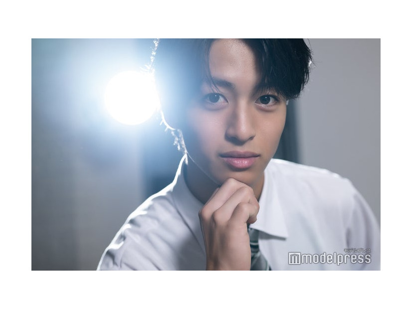 モデルプレスのインタビューに応じた楢崎悠亮くん（C）モデルプレス