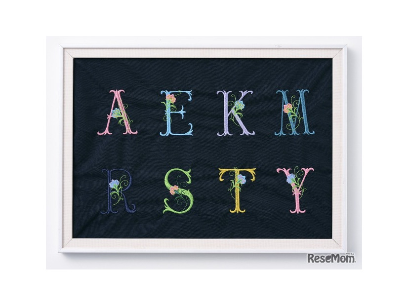 イニシャル花文字刺繍