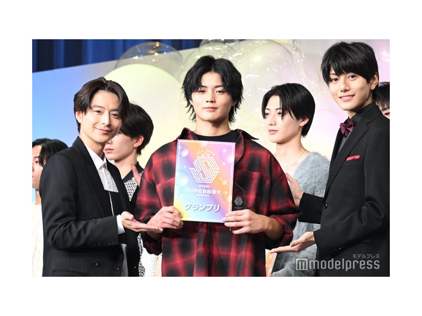 「第38回ジュノン・スーパーボーイ・コンテスト」グランプリに輝いた大野礼音さん（中央）、小池徹平（左）、佐藤倖斗（右）（C）モデルプレス