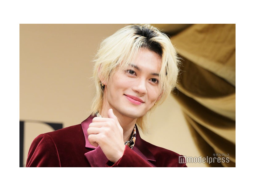 「イイじゃん」で決める佐野勇斗（C）モデルプレス