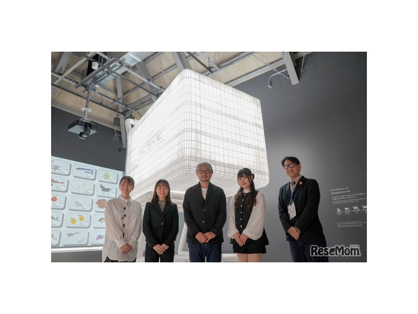 「いのちのカート」の制作に参加した学生と小山薫堂副学長（中央）、森岡厚次教授（右端）