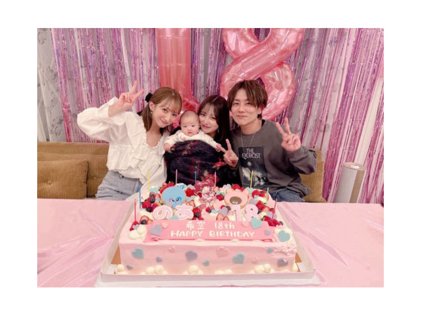 辻希美、夫婦で娘2人を挟んで記念撮影！長女・希空18歳の誕生日会を報告「頑張って行こうね」