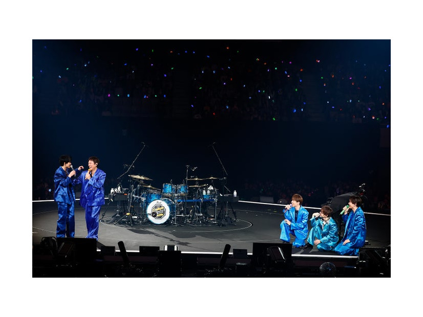 楽しそうにじゃれ合う横山裕＆丸山隆平、そんな2人を笑って見守る村上信五＆安田章大＆大倉忠義／SUPER EIGHT「超八 in 日本武道館」より（提供写真）