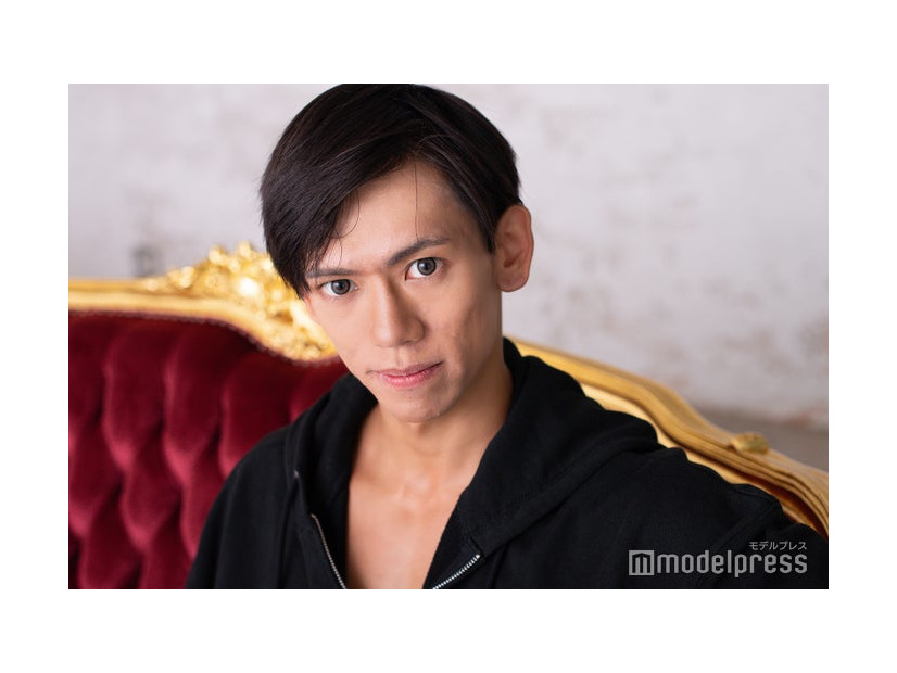 モデルプレスのインタビューに応じた日下部翔大さん（C）モデルプレス