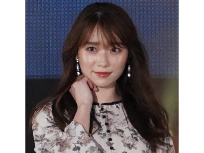 櫻坂46守屋麗奈、ほっそり美脚チラリのミニスカSHOTに反響「スタイル抜群」「可愛すぎる」