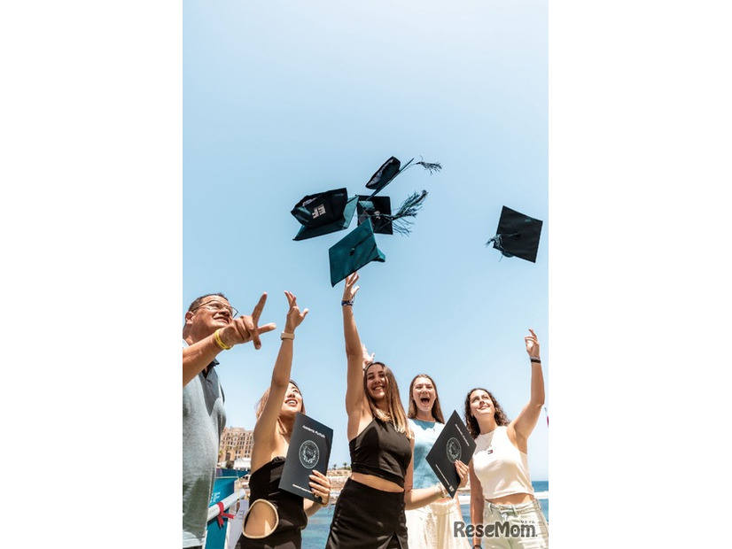 憧れの卒業帽を投げるのは、あなたかも