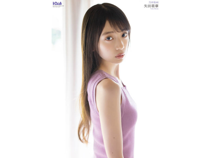 乃木坂46矢田萌華、すらり美腕が際立つノースリーブSHOT！“クリスマス”をテーマにグラビア披露