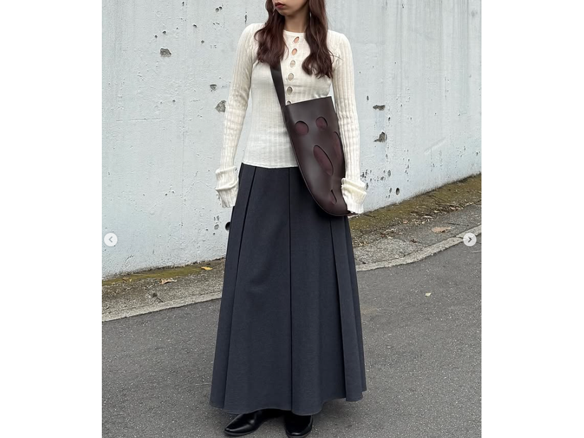 ひとクセリブニットが主役。 アウターの下に着こなしたい大人のきれいめスタイル 【40代の毎日コーデ】