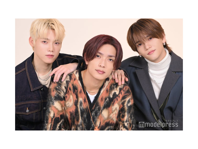 モデルプレスのインタビューに応じた（左から）木村柾哉、高橋恭平、中島颯太（C）モデルプレス