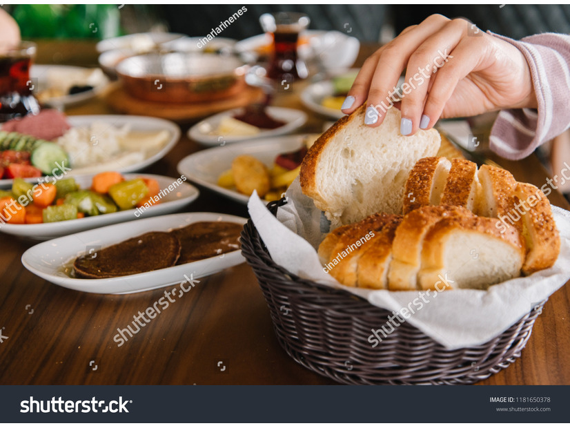 お育ちに差が出る「パンの食べ方」。年末年始の食事会で、覚えておきたいテーブルマナー