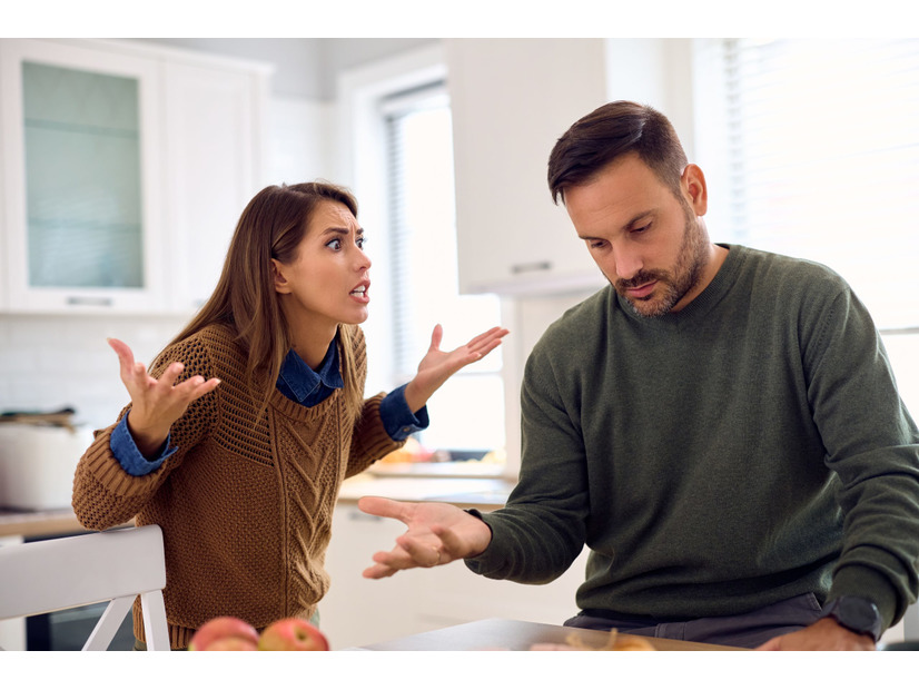 　「その顔がむかつくんだよ！」仁王立ちで怒鳴り、時には首に包丁まで… 妻の激情に怯える夫と子ども。「それでも別れられなかった」理由とは