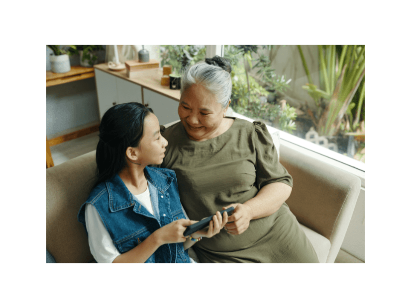 90歳のばぁばと遊ぶ孫娘　おままごとが終わると手を差し伸べ⇒まさかの行動に「これが本当の幸せ」