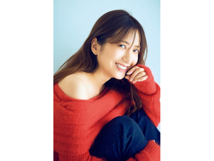 元日テレアナの笹崎里菜、赤ニットから肩がチラリ！ピラティスで鍛えた美ボディを披露