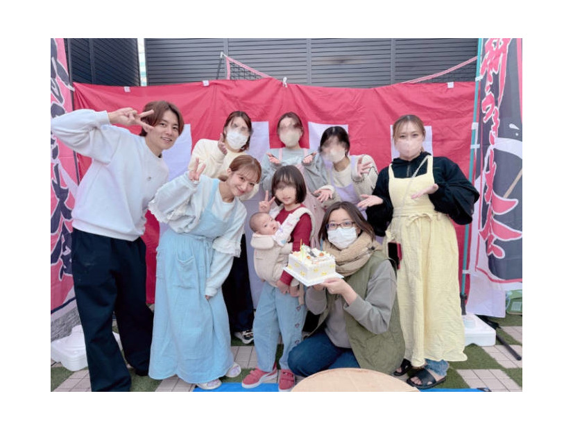 辻希美、杉浦太陽らとマネージャーの誕生日をお祝い！集合SHOT公開「喜んでくれた」