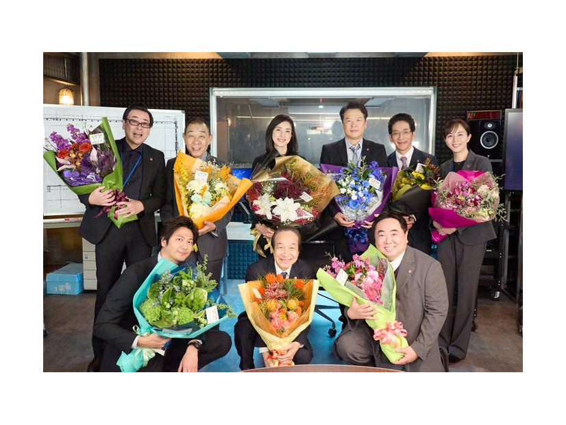 （後列左から）鈴木浩介、でんでん、天海祐希、田中哲司、野間口徹、比嘉愛未、塚地武雅、小日向文世、速水もこみち（C）テレビ朝日