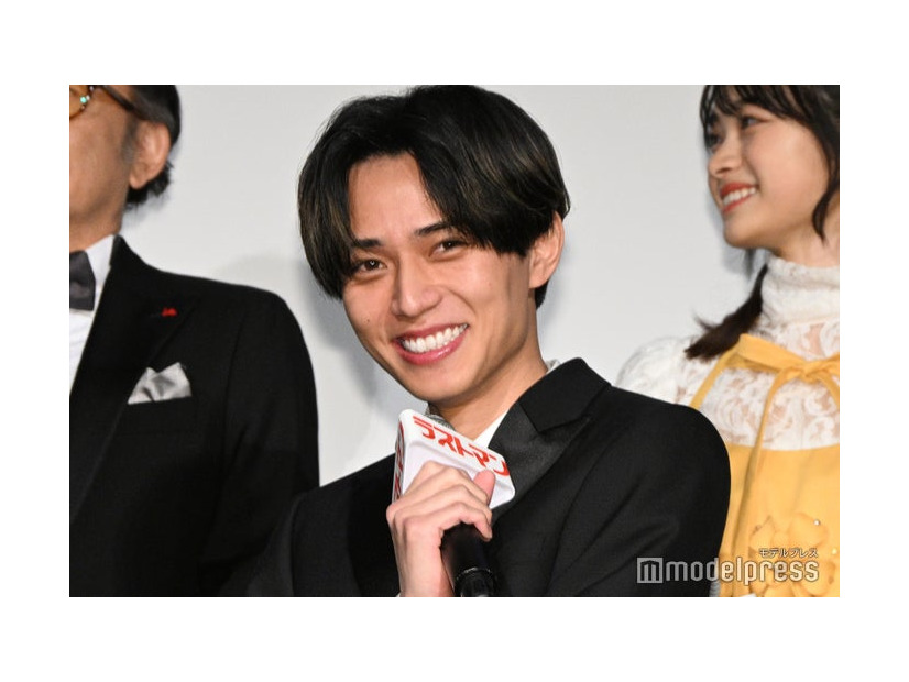 大泉洋と向井康二のトーク合戦に爆笑する永瀬廉（C）モデルプレス