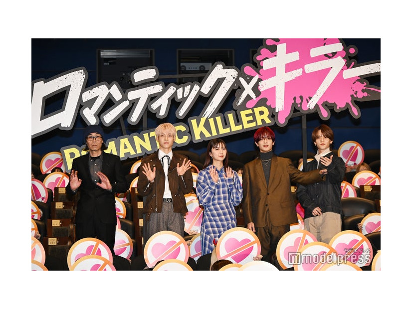 （左から）英勉監督、木村柾哉、上白石萌歌、ひとり“聖ポーズ”をとろうとする中島颯太を制する高橋恭平（C）モデルプレス