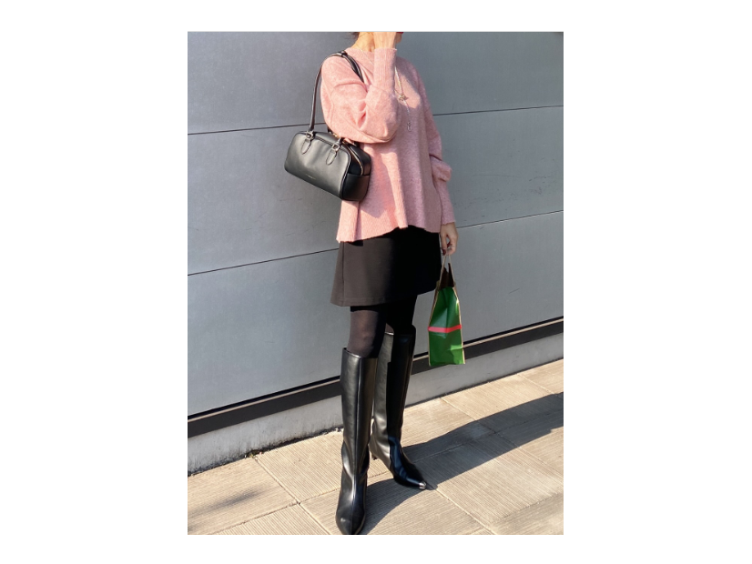 たまにはピンクも着こなしたい。 大人のためのショート丈ゆるニットスタイル【40代の毎日コーデ】