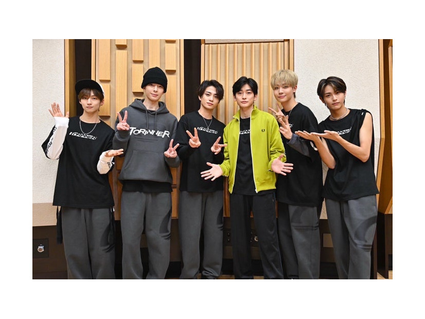 （右から3番目）高橋文哉、TORINNERメンバー（C）TBS