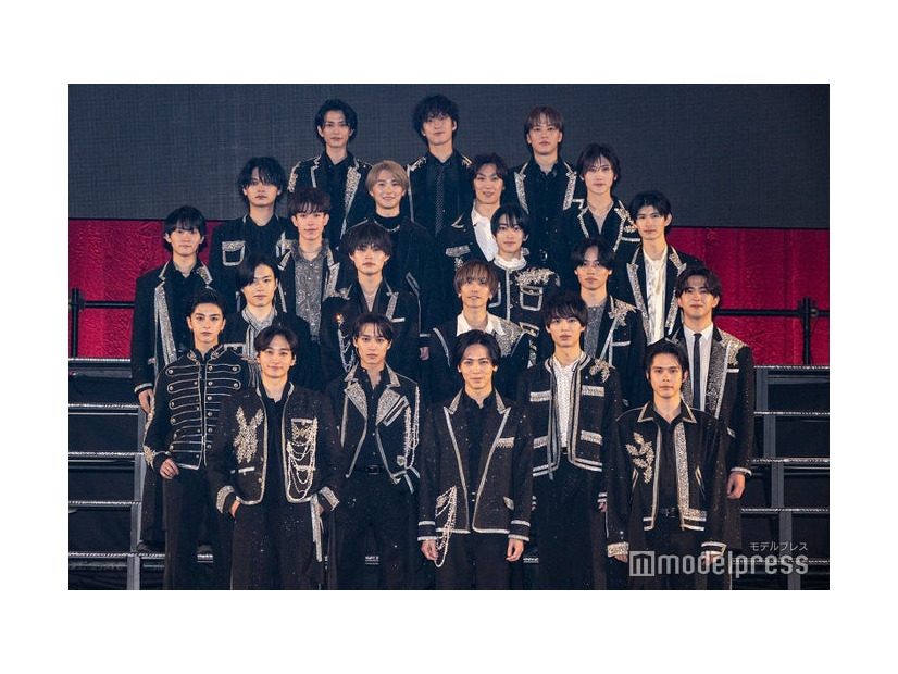 「ハンサムライブ」ゲネプロ取材会／（6列左から）渡邊圭祐、水田航生、松島庄汰（5列目左から）岩崎友泰、林優大、青柳塁斗、植原卓也（4列目左から）山崎光、東島京、本島純政、徳永智加来（3列目左から）福崎那由他、兵頭功海、平間壮一、太田将熙（2列目左から）新原泰佑、松岡広大、溝口琢矢、甲斐翔真（1列目左から）小関裕太、猪塚健太、細田佳央太（C）モデルプレス