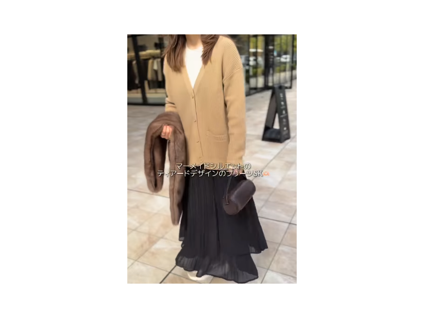 きれい色ニットで着映える！冬のモノトーンを軽やかに見せるフェミニンな装い【40代の毎日コーデ】