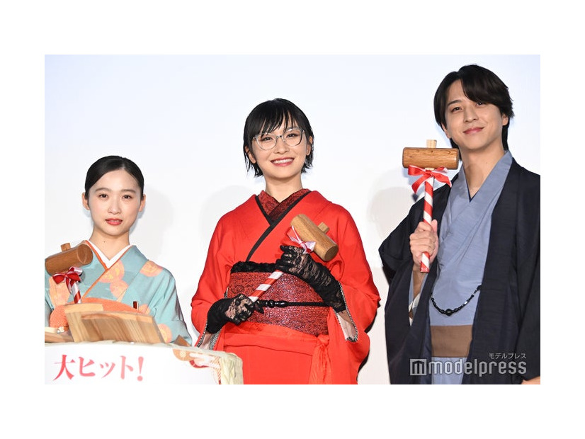 鏡割りで新年初の舞台挨拶を終えた伊東蒼、SUZUKA（スズカ）、寺西拓人（C）モデルプレス