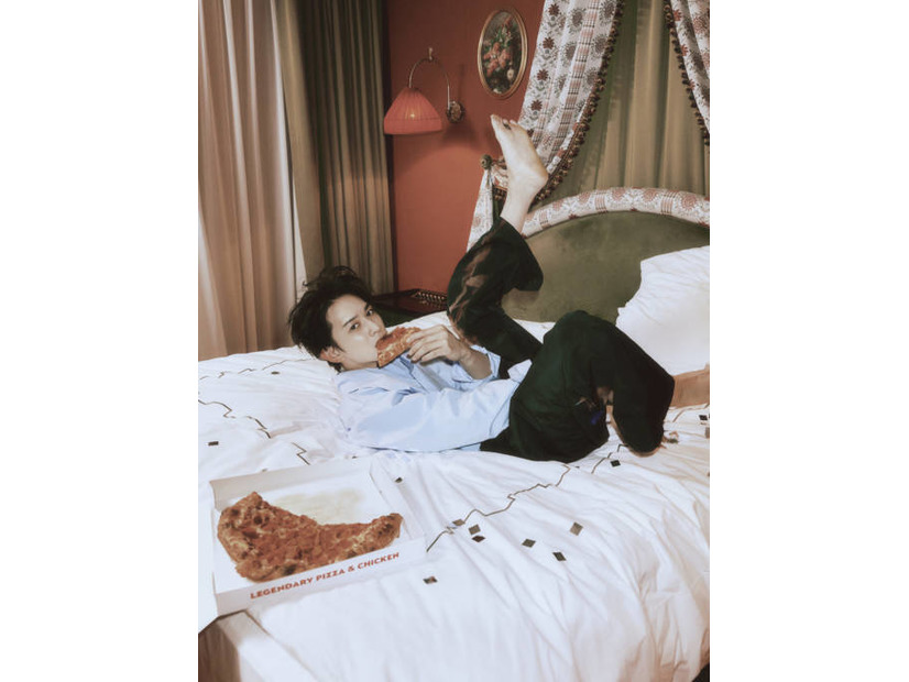 町田啓太、遊び心あふれる寝転びSHOTにドキッ！活動15周年のアニバーサリーフォトブック発売決定