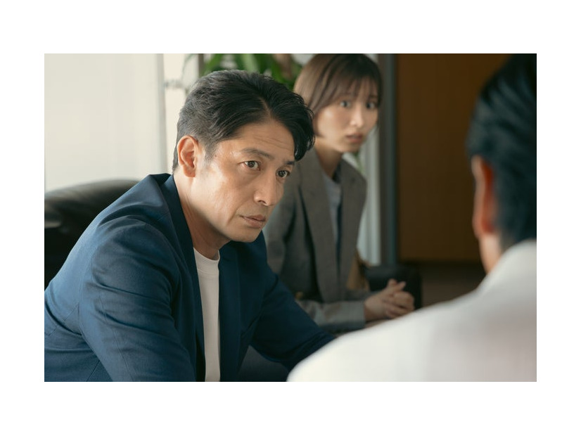 玉木宏、岡崎紗絵「プロフェッショナル 保険調査員・天音蓮」第1話（C）フジテレビ