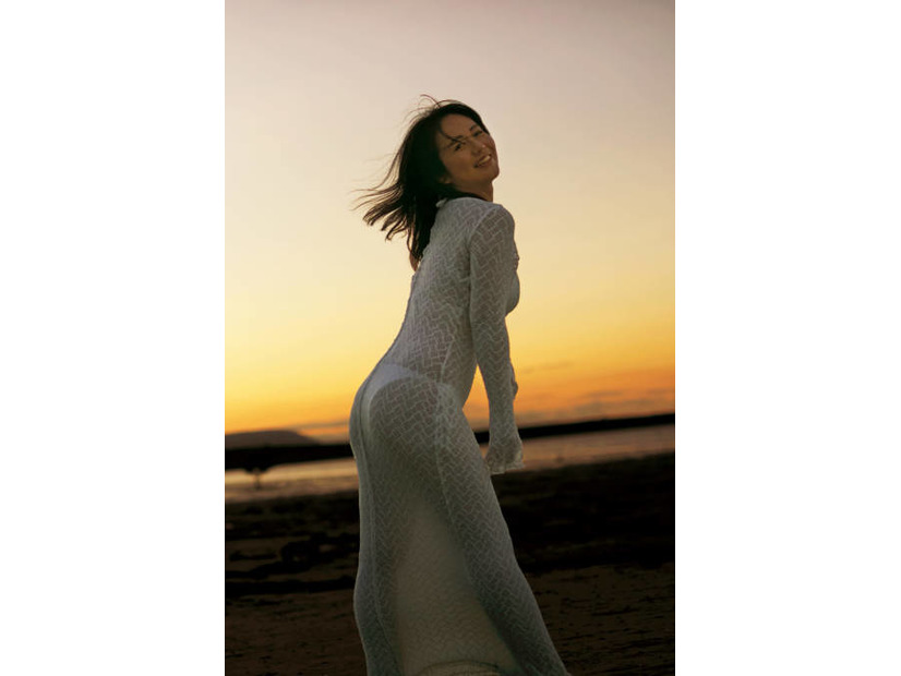 磯山さやか、魅惑の美ボディラインにドキッ！ケアンズの夕暮れのビーチでニッコリ