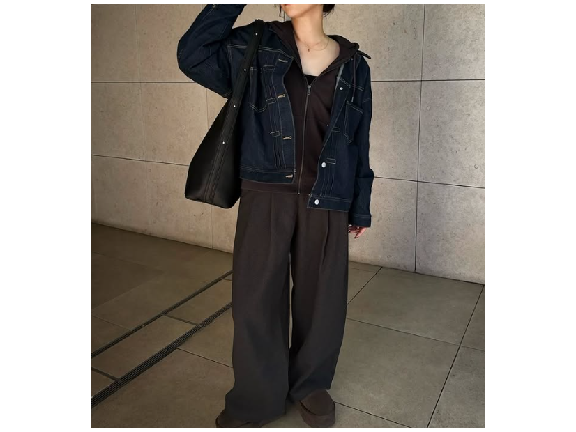 デニムシャツの着こなしが進化！トレンドのブラウンをメインにした大人レイヤード 【40代の毎日コーデ】