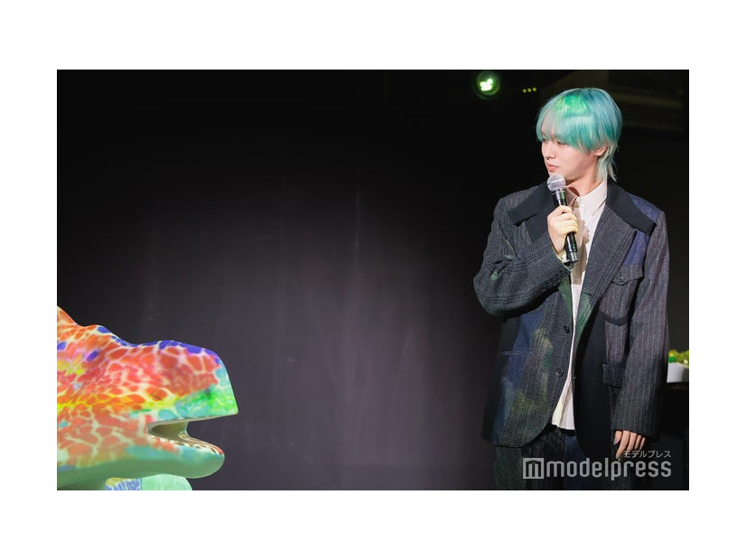 トカゲを見つめる伊野尾慧（C）モデルプレス