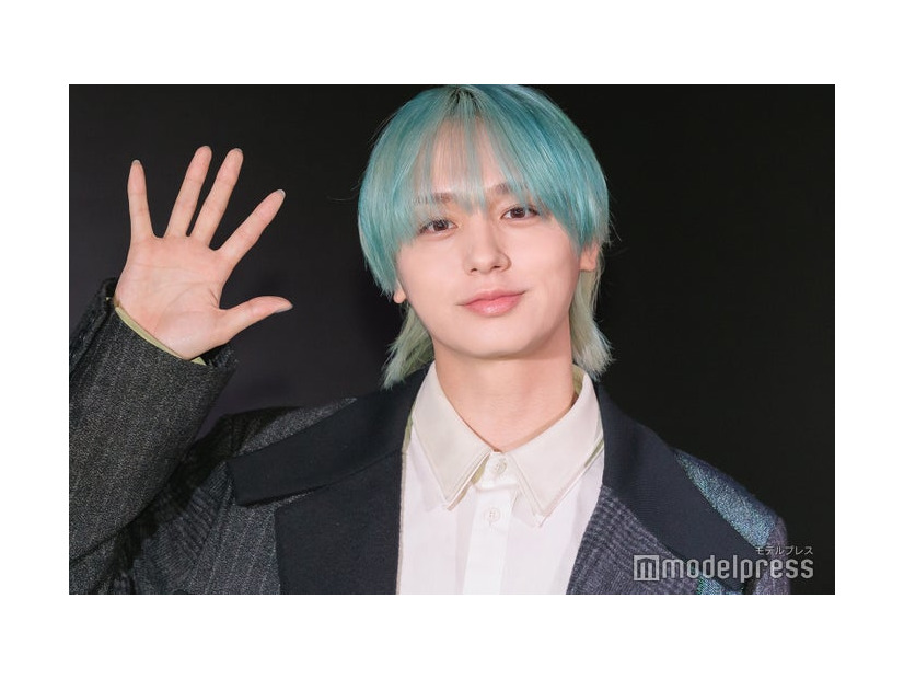 青髪を披露した伊野尾慧（C）モデルプレス