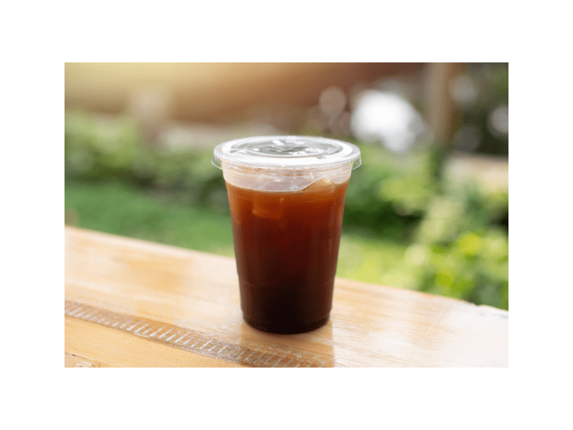 海外のカフェで…アイスコーヒーを注文すると…次の瞬間、まさかの提供方法に「え、自分で入れるの」