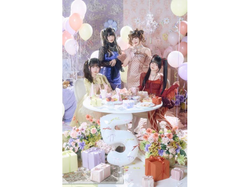 Z世代女子憧れのアイドル・きゅるりんってしてみて、 “5周年パーティー”をイメージしたキュートな衣装姿を披露