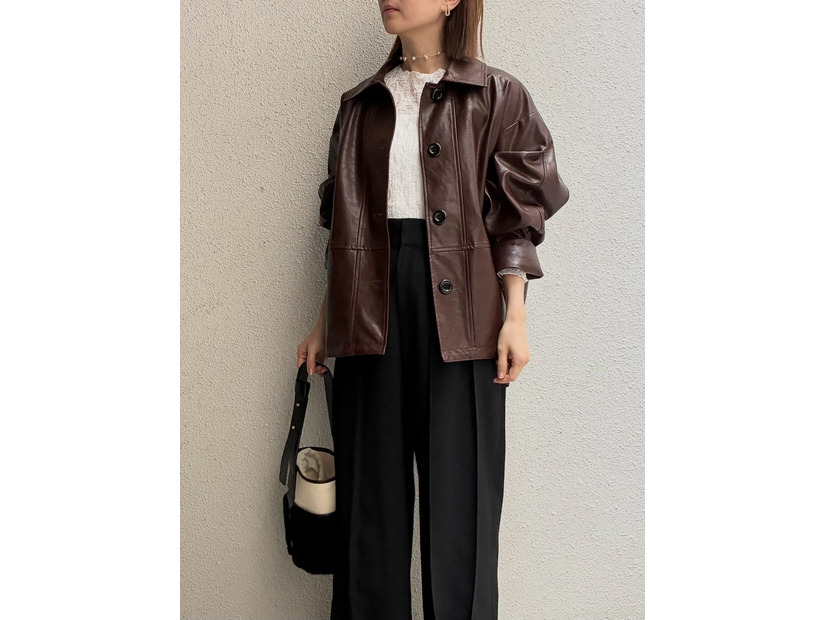 レザージャケットを軽やかに着こなす！異素材MIXで魅せる大人の上品カジュアル【40代の毎日コーデ】