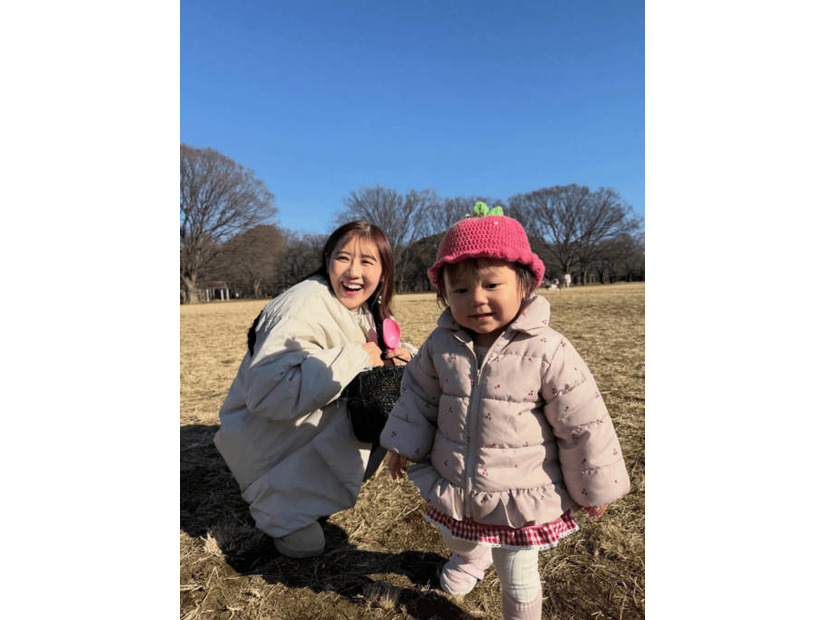 第2子妊娠中の西野未姫、“いちごコーデ”な1歳娘とのお散歩SHOTに反響「癒される」「な～んて可愛いの」