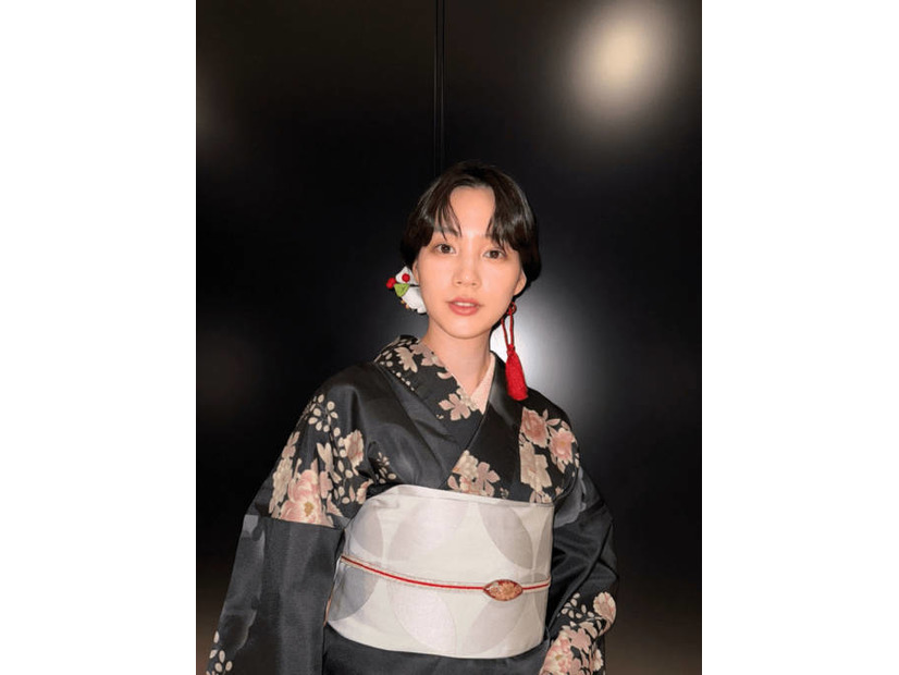 のん、艶やかな黒の着物姿に称賛の嵐「お美しい」「上品なオトナの色気を感じます」