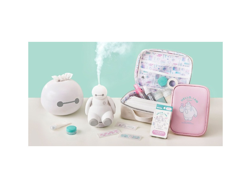 ティッシュケース　3,400円/ USB加湿器 ライト機能付き　4,500円/ 絆創膏　400円/ バニティポーチ　4,200円/ ポーチ　2,500円© Disney