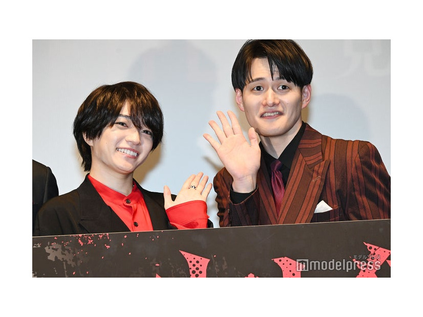 九条ジョーから「金髪が良かったぁ」と言われ「なんでやねん！」と最速で返した黒髪の西畑大吾（C）モデルプレス